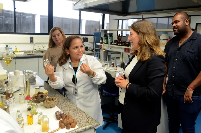 Embaixadora britânica visita CBA e avalia firmar parcerias de fomento à bioeconomia